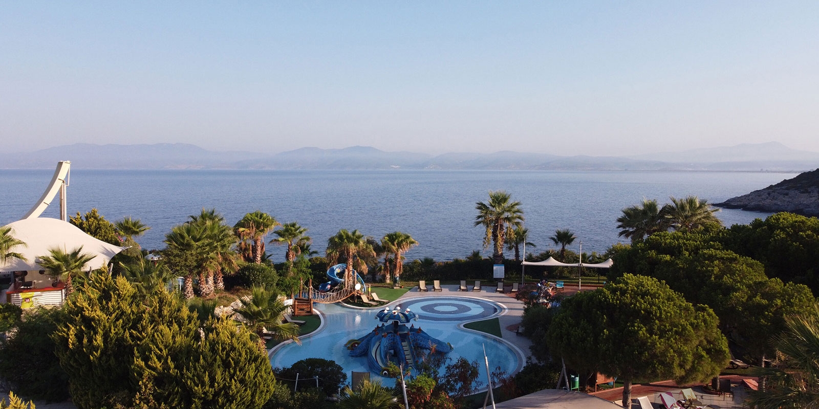 Pine Bay Holiday Resort deniz ve havuz manzarası